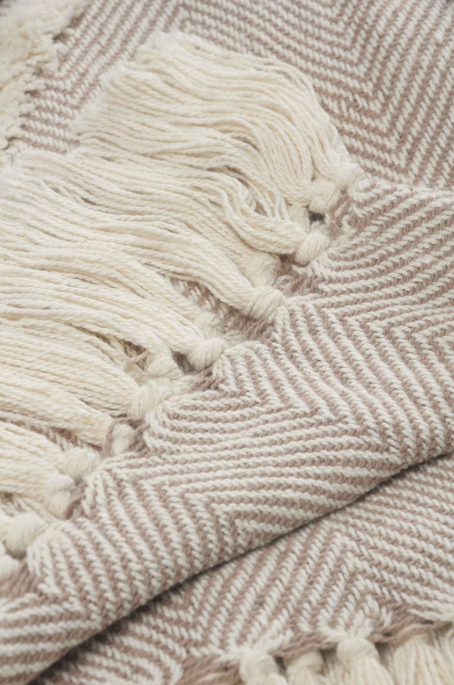 Couverture touffetée géométrique beige et crème avec franges