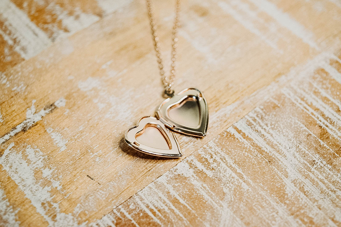 Heart Locket Pendant Necklace –
Gold